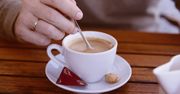 Mieszasz tak kawę lub herbatę? Ekspertka ostrzega