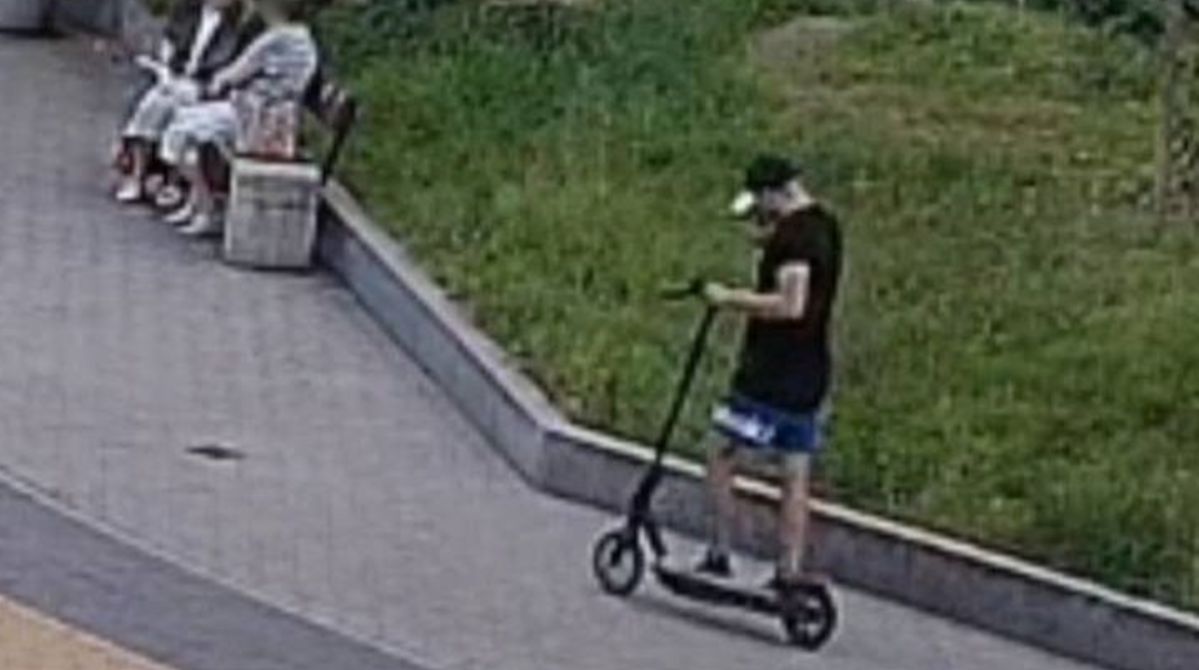 Policja szuka mężczyzny, który jeździ hulajnogą po Wrocławiu i kradnie łańcuszki