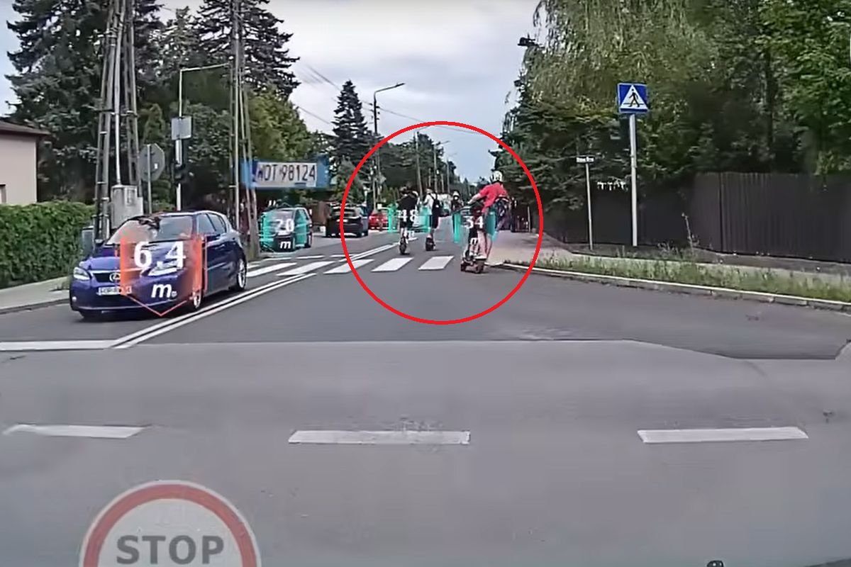 Grupa dzieciaków na hulajnogach. Internauci grzmią