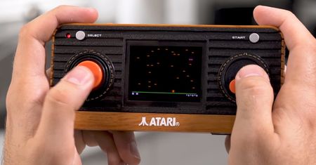 Oto Atari Retro Handheld - sprzęt, którego nazwa mówi wszystko