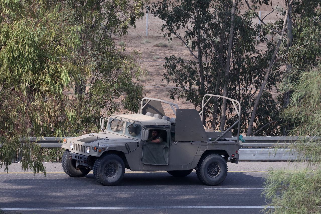 An Israeli army vehicle on patrol at an area near the border with the Gaza Strip, southern Israel, 02 November 2023. More than 8,500 Palestinians and at least 1,400 Israelis have been killed, according to the Israel Defense Forces (IDF) and the Palestinian health authority, since Hamas militants launched an attack against Israel from the Gaza Strip on 07 October, and the Israeli operations in Gaza and the West Bank which followed it. EPA/ABIR SULTAN Dostawca: PAP/EPA.