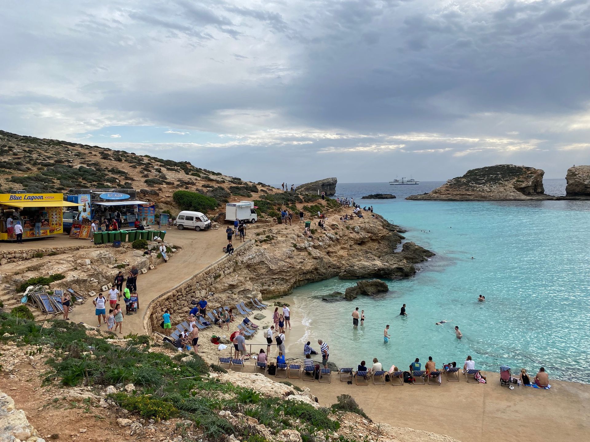 Turyści przyjeżdżają podziwiać Blue Lagoon o każdej porze roku 