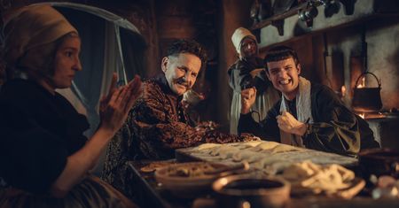 Czekasz na drugi sezon "1670"? Te historyczne serie komediowe pokochasz