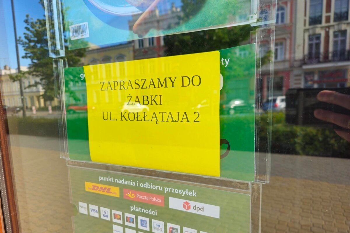 Kartka na drzwiach "Zapraszamy do Żabki ul. Kołłątaja 2" przy ul. Krakowskie Przedmieście 39 w Lublinie