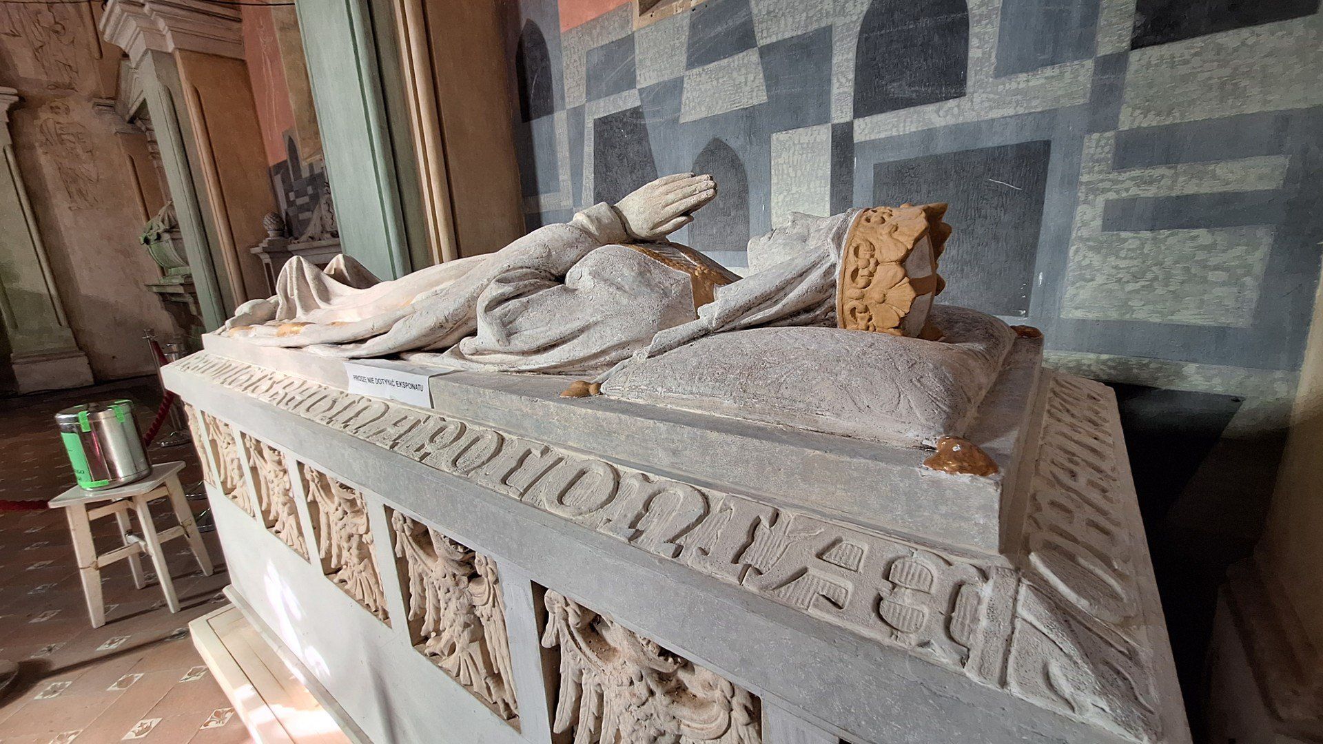 Prezentowana w kaplicy cmentarnej Sanguszków na Starym Cmentarzu rzeźba to pierwowzór wawelskiego sarkofagu królowej Jadwigi