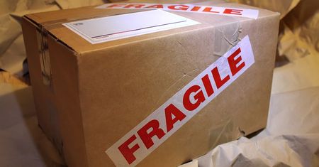 Małopolska. Okradali przesyłki kurierskie. Zabierali cenne przedmioty, a paczki odsyłali