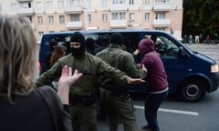 Białoruś. Polacy wiedzą, kto katował ich w areszcie. Adwokat: To zbrodnia