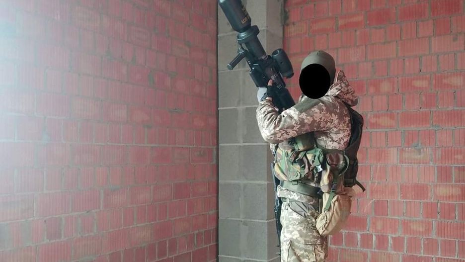 Ukraiński żołnierz z granatnikiem przeciwpancernym Panzerfaust-3 z głowicą IT.