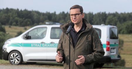 Mateusz Morawiecki zabrał głos ws. uchodźców. "To Białoruś powinna zapewnić im pomoc"