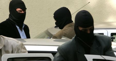 ABW zatrzymała szajkę "piorącą" pieniądze z przestępstw. Wśród zatrzymanych pracownice banku