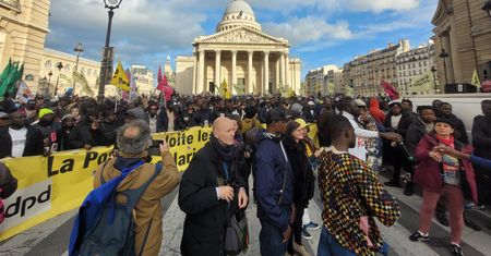 Manifestacja przeciwko restrykcyjnej ustawie imigracyjnej w Paryżu z okazji Międzynarodowego Dnia Przeciwko Rasizmowi
