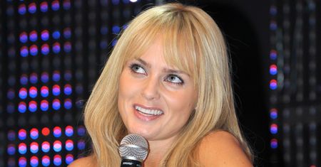 Izabella Scorupco eksponuje zgrabną sylwetką w bikini i sączy drinka NA JACHCIE (FOTO)