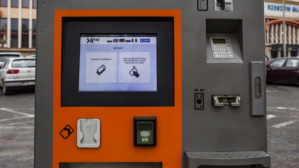 Biletomat w Rzeszowie pobrał od mieszkanki 5 tys. zł za kupno biletu
