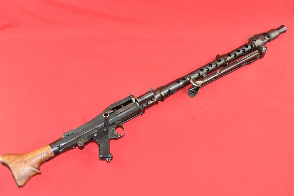 Uniwersalny karabin maszynowy MG34 wyprodukowany przez zakłady CZ Brno w 1945 roku.