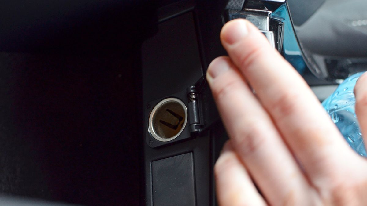 Tzw. gniazdo zapalniczki, czyli popularne gniazdo 12V, wciąż się stosuje w samochodach, choć coraz rzadziej do kompletu jest... zapalniczka.