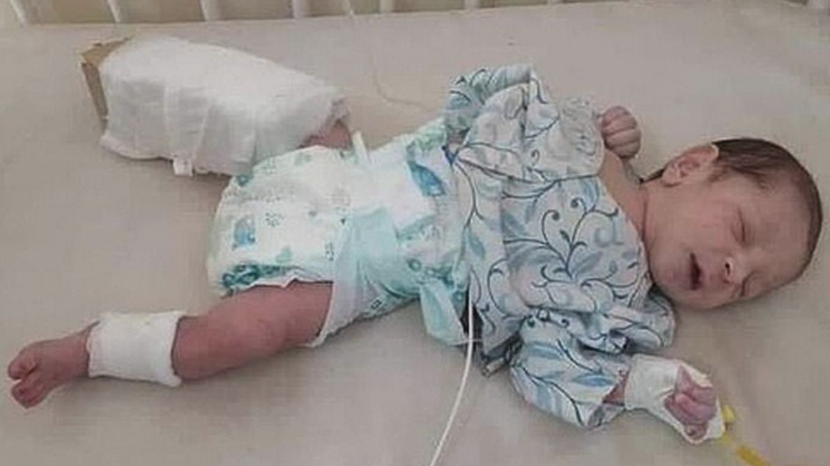 Dziecko, które w "nieludzkim" ataku w Afganistanie postrzelili terroryści.