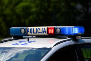 Tarnobrzeg: Niebezpieczny wypadek. Łyżka koparki uderzyła w jadący samochód, o włos od tragedii