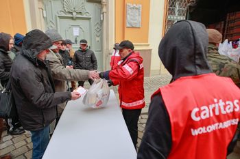 Katolicy w całej Polsce wspierają Ukrainę. Dziś zbiórka do puszek
