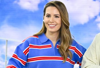 Hyży wskoczyła w satynową spódnicę. Ten kolor nosi też Hailey Bieber