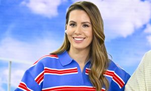 Hyży wskoczyła w satynową spódnicę. Ten kolor nosi też Hailey Bieber