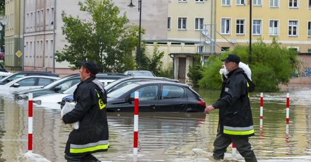 Zalane domy, powalone drzewa. Telefony się urywają