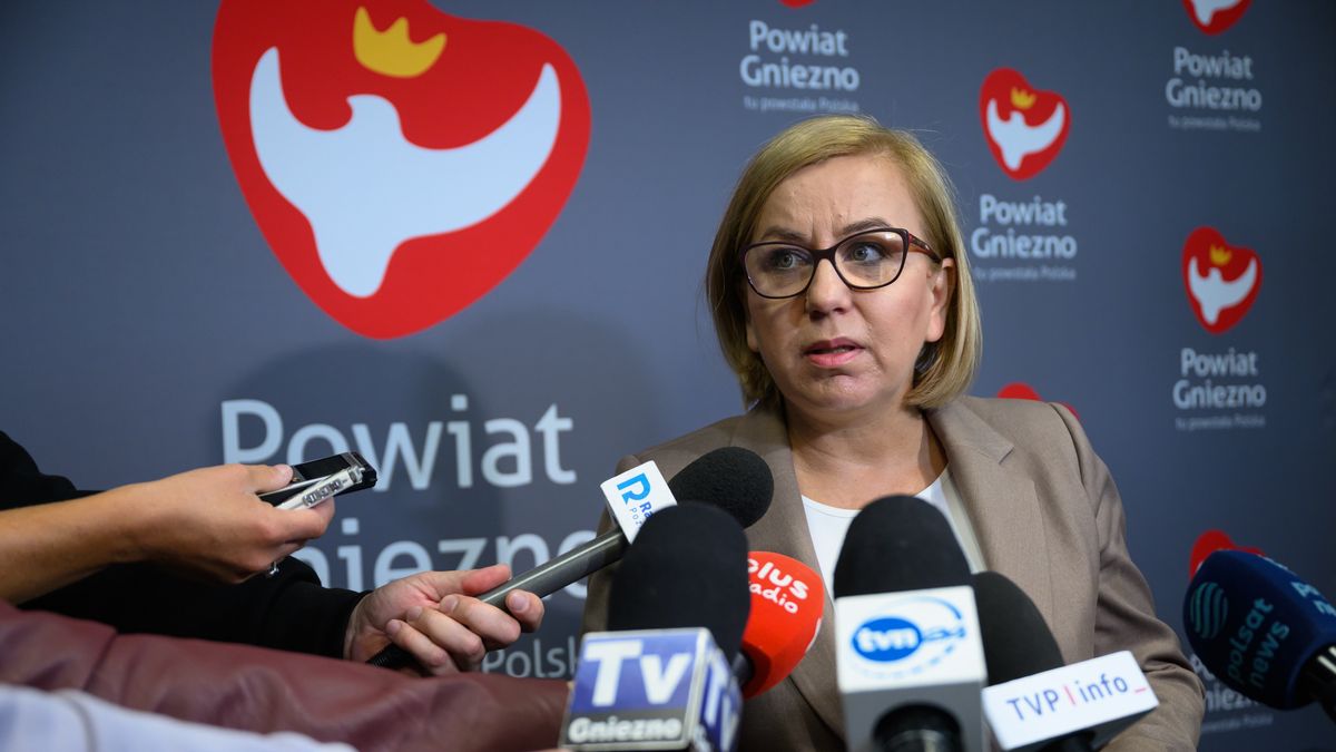 Gniezno, 25.08.2025. Minister klimatu i środowiska Paulina Hennig-Kloska podczas konferencji prasowej, w związku z podpisaniem umowy na usuwanie azbestu w powiecie gnieźnieńskim, 25 bm. w Starostwie Powiatowym w Gnieźnie. (ad) PAP/Jakub Kaczmarczyk