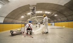 Warszawa. Malowany jest strop na stacji Wierzbno