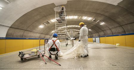 Warszawa. Malowany jest strop na stacji Wierzbno