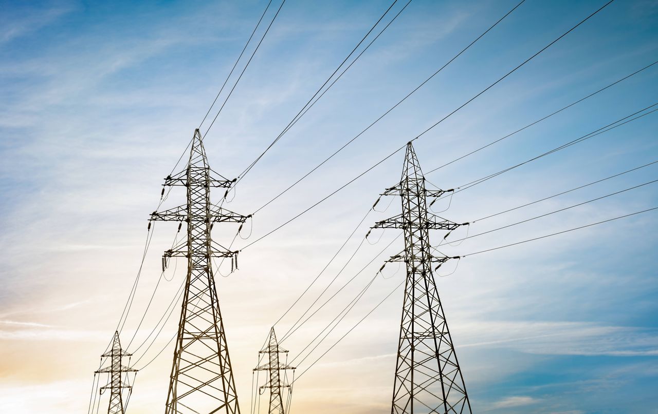 Tak dostaniesz odszkodowanie za słupy energetyczne na działce. Masz je? To nie zawsze problem. Oto kilka sposobów na zarobienie pieniędzy