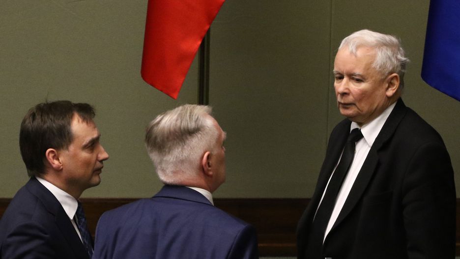 Nowy sondaż. PiS wprost ostrzega koalicjantów