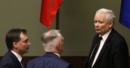 Nowy sondaż. PiS wprost ostrzega koalicjantów