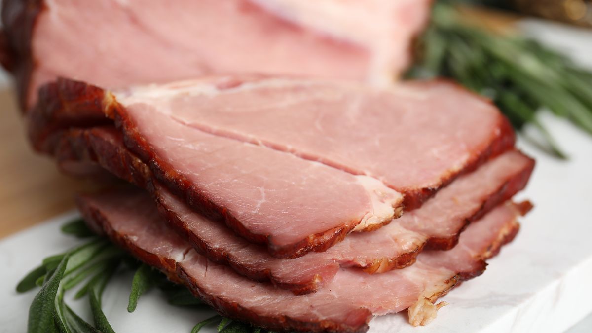 Pieczoną szynkę najlepiej podać z domowym sosem tatarskim