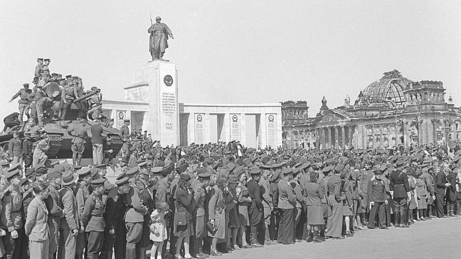 Niemcy obserwujący paradę zwycięstwa aliantów w Berlinie w 1946 roku