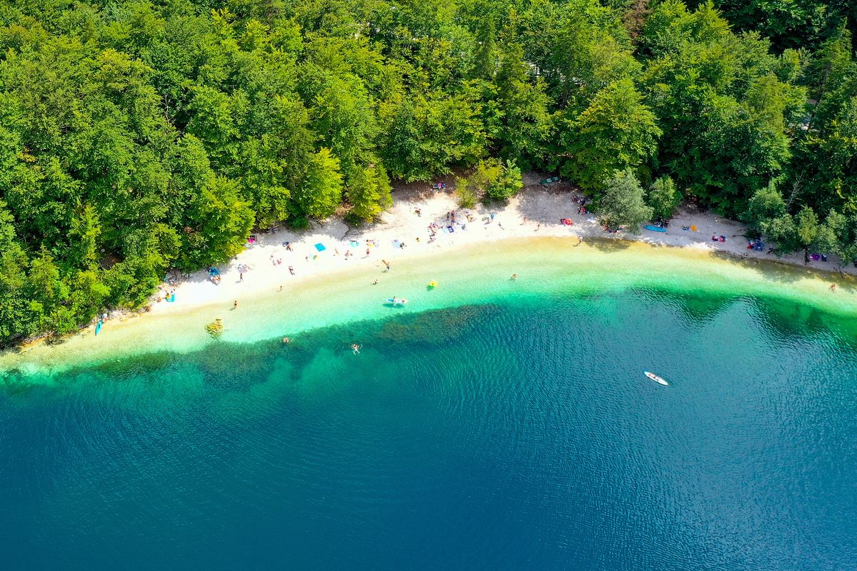 Jezioro Bohinj zachwyca niezwykłym kolorem wody