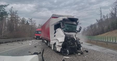 Wypadek ciężarówek na A4. Kabina kierowcy niemal całkowicie zgnieciona"