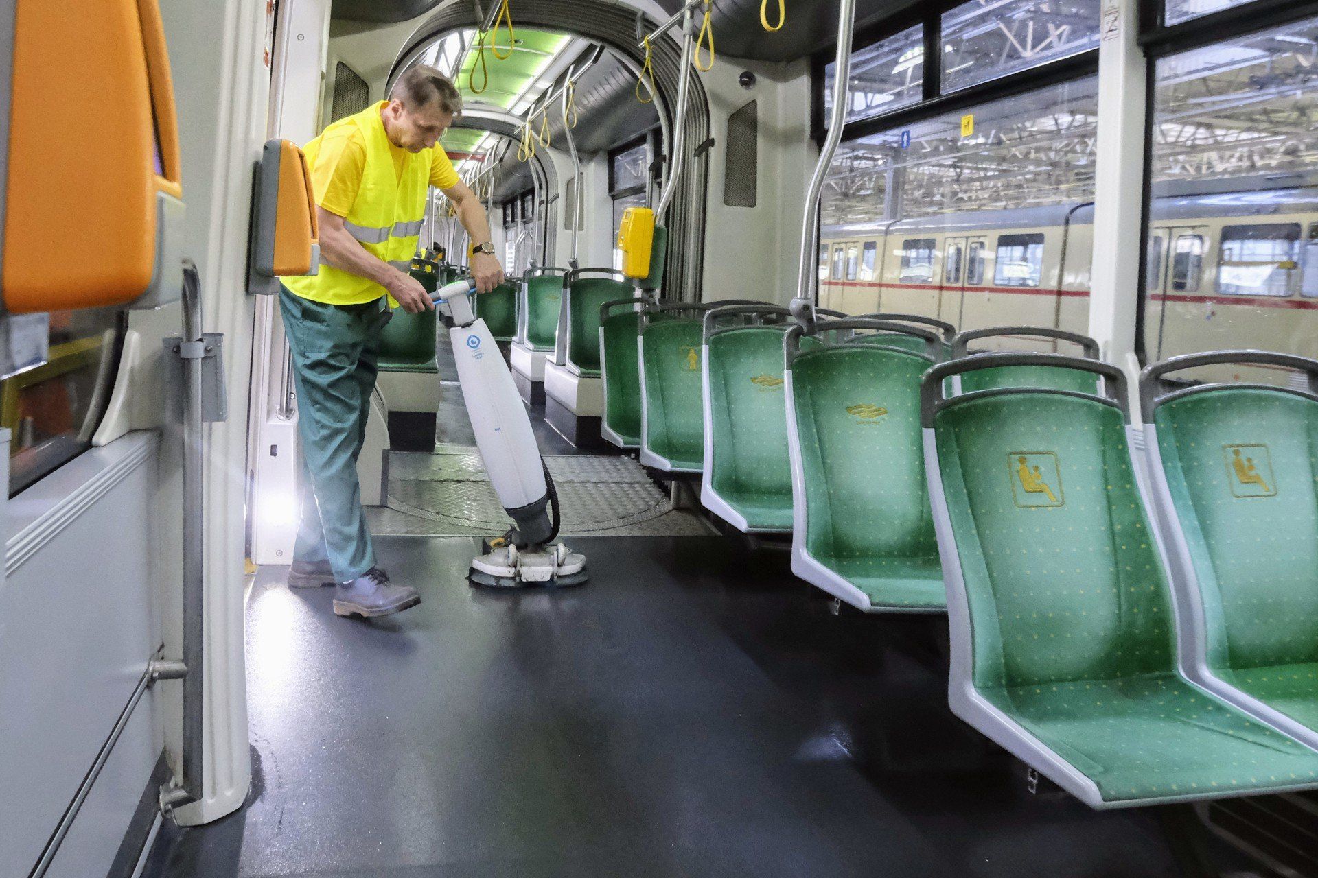 Tak sprząta się autobusy i tramwaje w Poznaniu