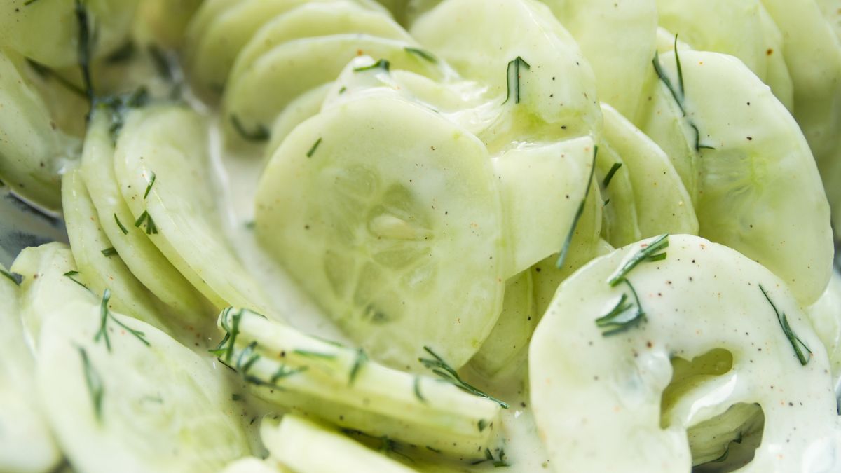 Mizeria z ogórków, ze śmietaną i świeżym koperkiem