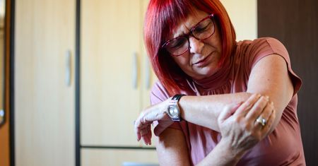 Odbiera siłę mięśniom, stanowi zagrożenie dla życia. Pierwszy objaw bywa mylący