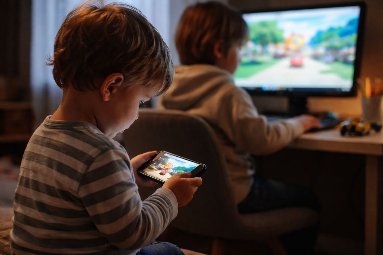 Maluchy spędzające czas przed ekranem mają zaburzenia w rozwoju mózgu