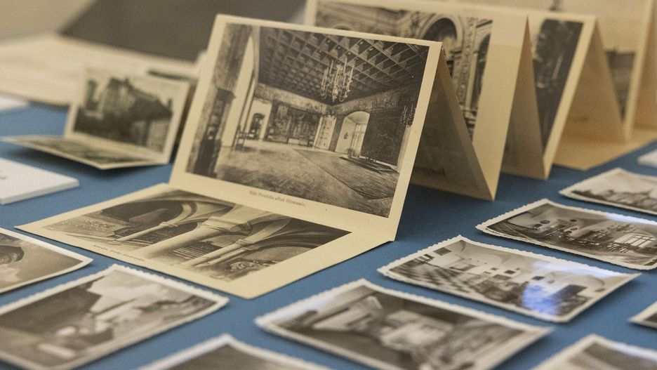 &#34;Wawel na dawnej pocztówce&#34; - nowa wystawa na wzgórzu wawelskim prezentuje nie tylko zamkowe komnaty i wawelskie plenery, pocztówki to również ślad po tych, którzy kiedyś odwiedzili to miejsce 