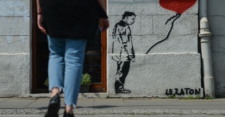 Jarosław Kaczyński z balonikiem zniknął z krakowskiej kamienicy. Mural zamalowany