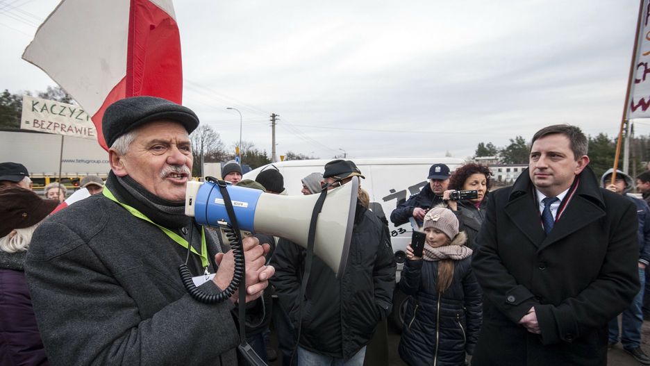 Protest przeciwko planowanej decyzji rz?du
04.12.2015 Grabowka k / Bialegostoku Protest mieszkancow 5 wsi przeciwko planom anulowania przez obecny rzad powstania od 1.01.2016 nowej gminy Grabowka . Dotychczas te wsie nalezaly do gminy Suprasl a mieszkancy od kilkunastu lat dazyli do odlaczenia sie . W polowie roku poprzedni rzad podjal decyzje o wydzieleniu nowej gminy , teraz nowy rzad te decyzje chce anulowac n/z Radoslaw Dobrowolski burmistrz gminy Suprasl ( P ) i Tadeusz Karpowicz ( L ) soltys wsi Grabowka fot Michal Kosc / AGENCJA WSCHOD / REPORTER
Kosc/AGENCJA WSCHOD/REPORTER