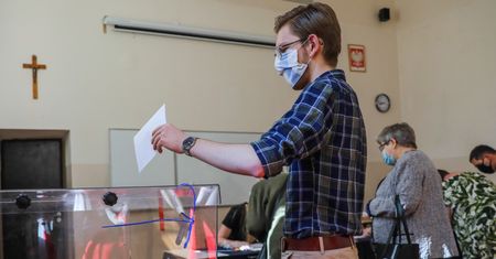 Wybory 2020. Czy można zrobić sobie zdjęcie przy urnie wyborczej? Wyjaśniamy