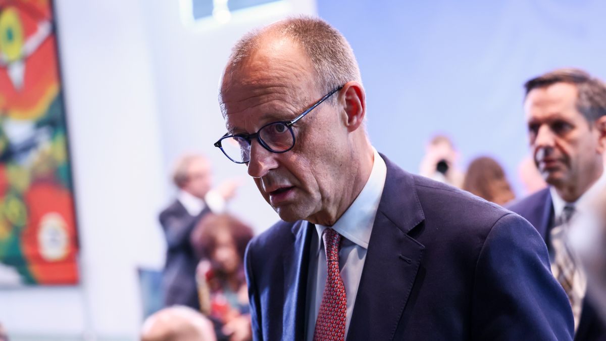 German Chancellor Friedrich Merz leaves a news conference following a meeting of heads of government of the federal states at the Chancellery in Berlin, Germany, 18 June 2025. EPA/HANNIBAL HANSCHKE Dostawca: PAP/EPA.