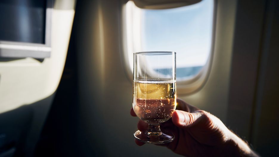 Picie alkoholu podczas podróży samolotem może przynieść opłakane skutki 