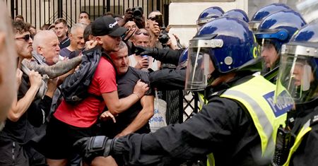 17-latek zabił trzy dziewczynki. Zamieszki i starcia z policją w Londynie