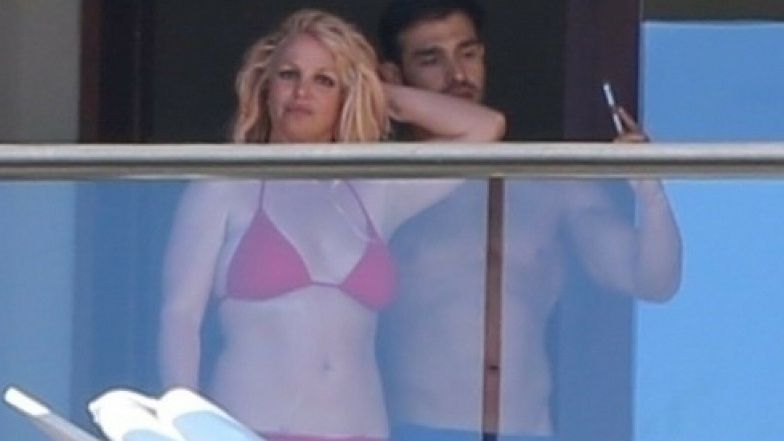 Britney Spears z partnerem urządza sesję zdjęciową na balkonie w hotelu 