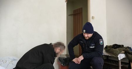 Policjanci z Nowego Duninowa pomagają mieszkańcom podczas mrozów. Empatia ratuje zdrowie i życie