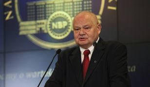 Sprzeczne działania NBP. "Drugą rączką dokarmiał rząd pieniędzmi"