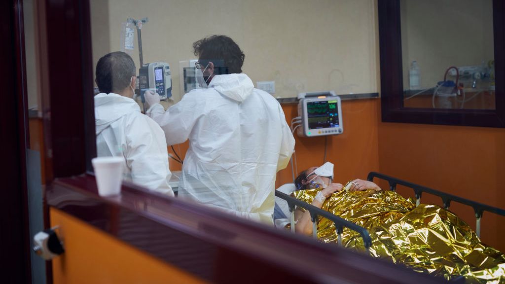 Wysokie przyrosty zakażeń przekładają się na coraz trudniejszą systuację w szpitalach